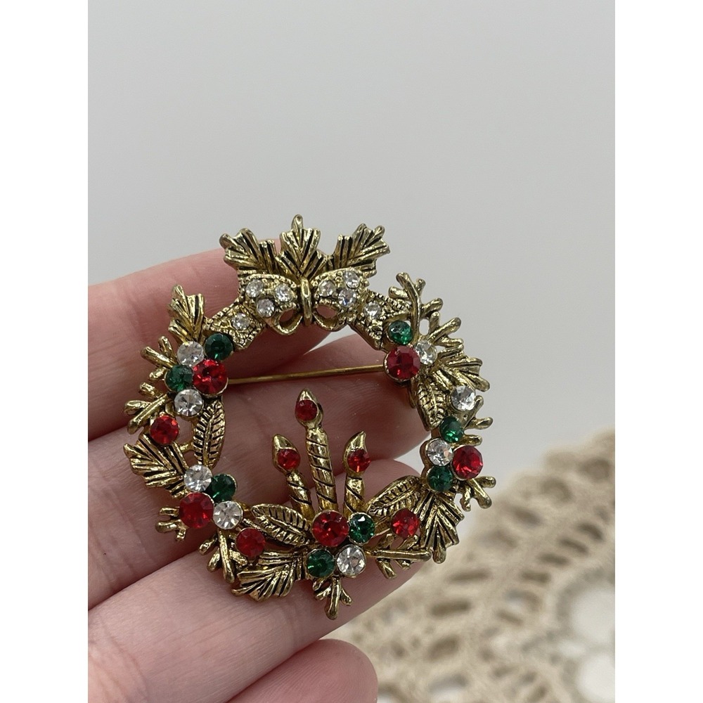 Christmas Wreath White Candle Gold Tone Red & Green Holly Brooch